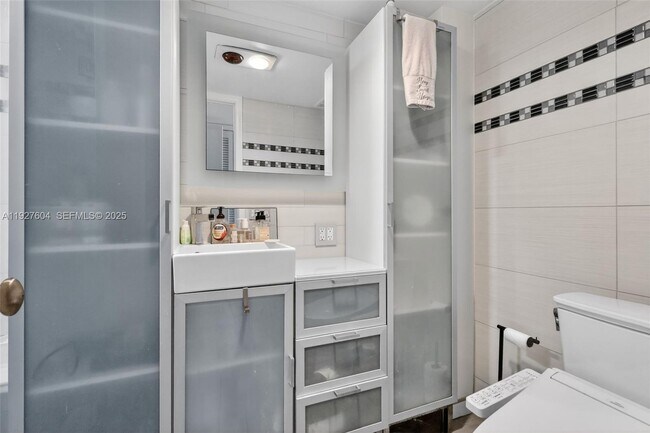 Building Photo - 11 Island Ave