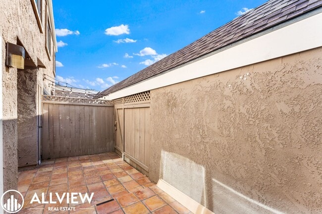 Building Photo - Gorgeous 3 Bed/2.5 Bath in Newport Beach Available Now!