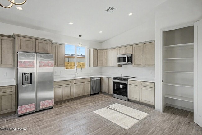 Building Photo - 827 E 33rd St