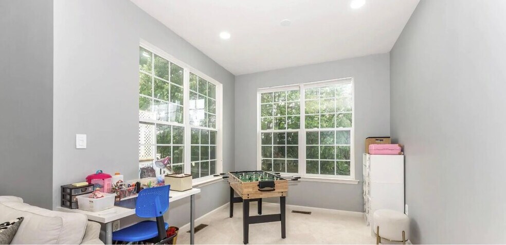 Building Photo - 639 Tivoli Rd