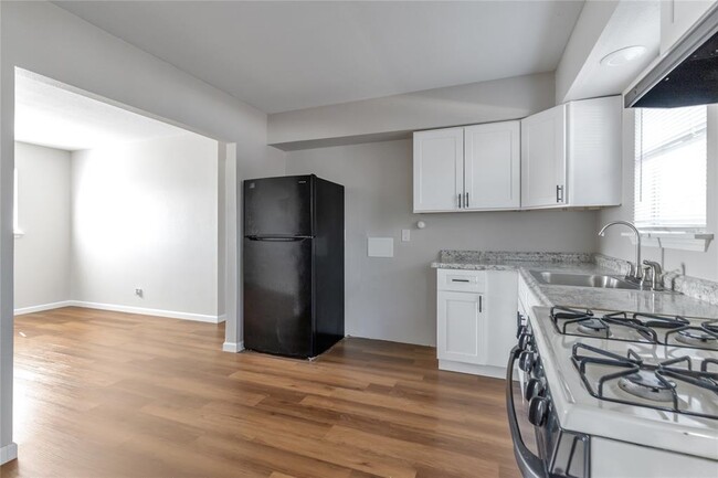 Building Photo - 809 John Adams Dr