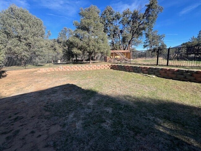 Building Photo - Charming Frazier Park Home Filled With Natural Light