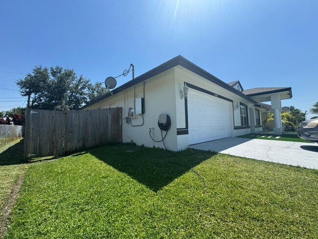 Building Photo - 2468 SW Garcia Ave