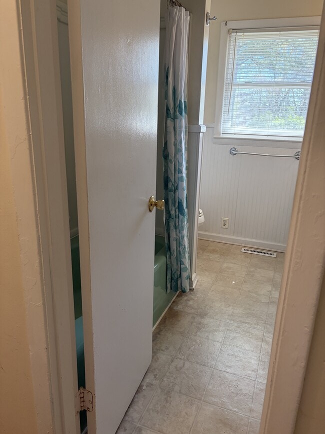 Building Photo - 1008 W Arlington Blvd