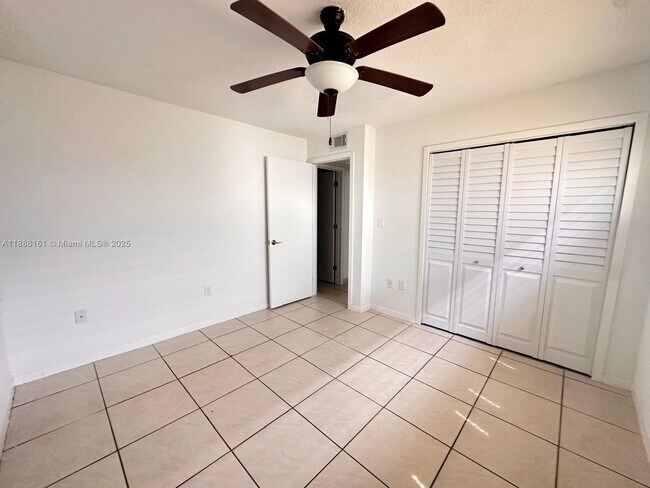 Building Photo - 1380 W 41st St