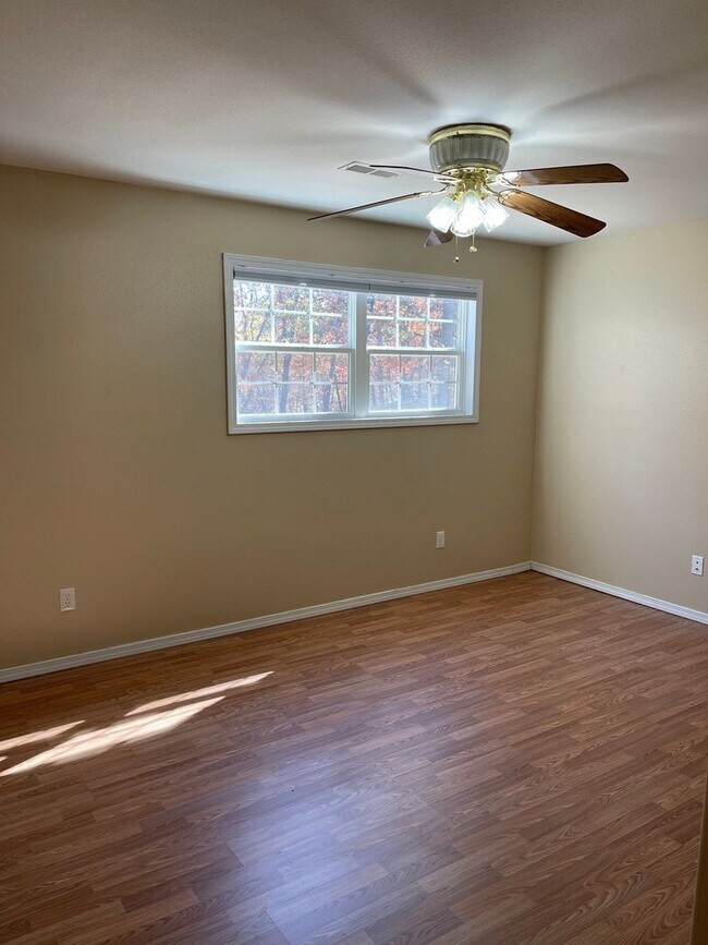 Building Photo - Available November 21st!   6 Month lease