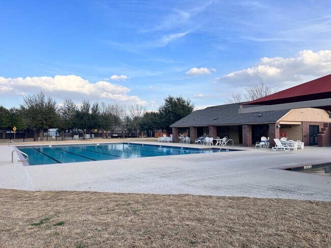 Building Photo - NorthPark / Taylor, TX / 4 bedrooms / Approx 2932 sq. ft. / Refrigerator / Washer & Dryer / New C...