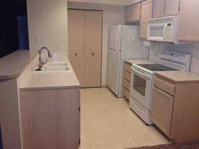 Building Photo - Charming 2-Bedroom Ground-Level Home in Qu...