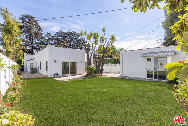 Building Photo - 1557 N Stanley Ave