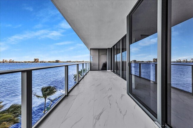 Building Photo - 700 NE 24th St