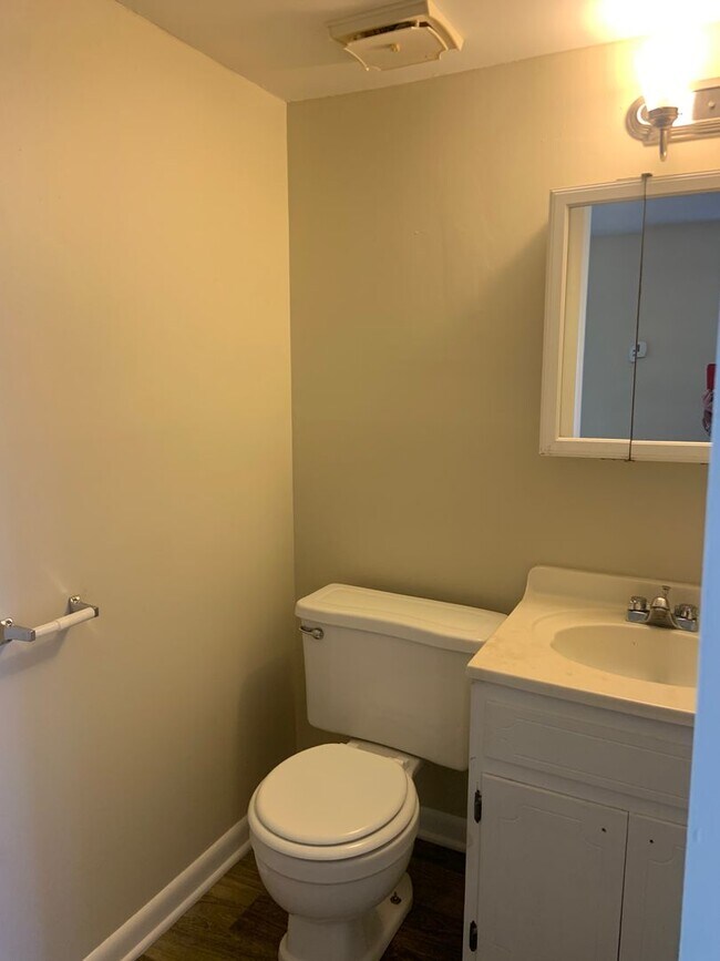 Building Photo - 3 BR Condo convenient to I-40 and Wendover...