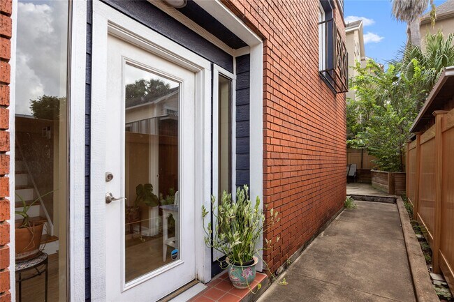 Building Photo - 2415 Dunlavy St