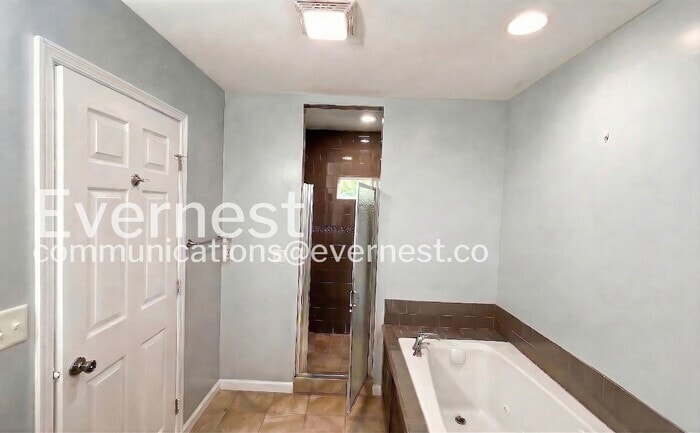 Building Photo - 1300 S Lyerly St