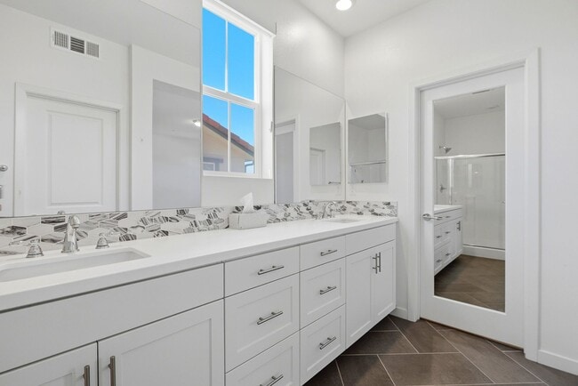 Building Photo - 4 Bedroom Townhome for rent In Murrieta