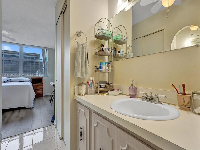 Building Photo - 3113 S Ocean Dr