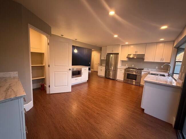 Building Photo - Gorgeous 3-Bedroom House in Gold River with pool