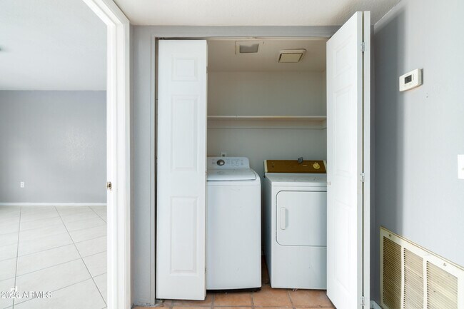 Building Photo - 7854 W Fleetwood Ln