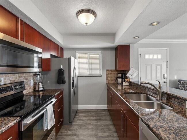 Building Photo - 185 Brightwater Dr