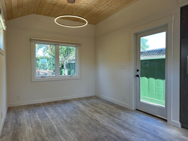 Building Photo - 542 Bellevue St