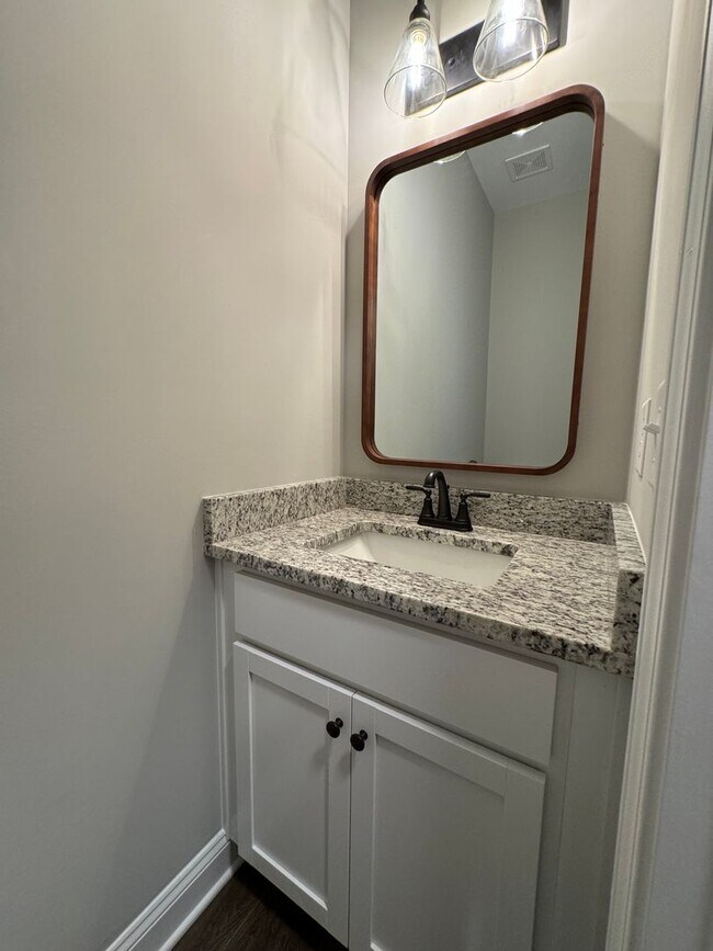 Building Photo - NEWER 4/2.5 House in Armuchee-$2,195