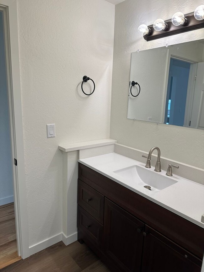 Building Photo - Beautifully updated 3 bedroom, 1 bath hous...