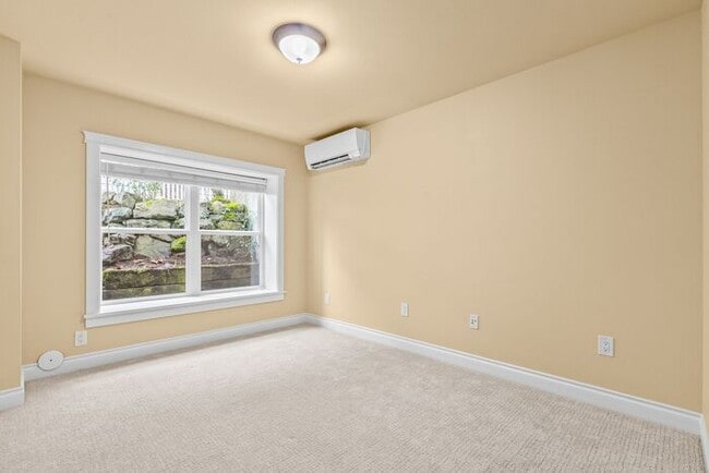 Building Photo - Quintessential West Seattle Townhome with Air Conditioning