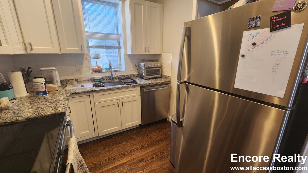 Building Photo - 2017 Commonwealth Ave