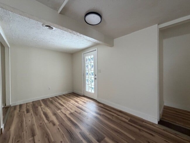 Building Photo - 2 Bed 1 Bath Single Family Home Available in Fairborn