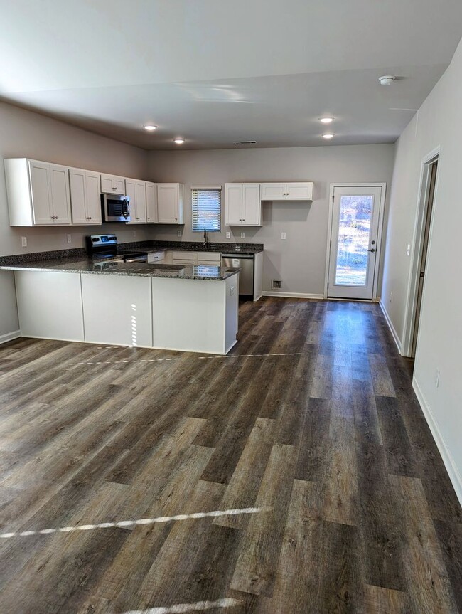 Building Photo - Gorgeous Newer Constuction 2 Bedroom 2 Bat...