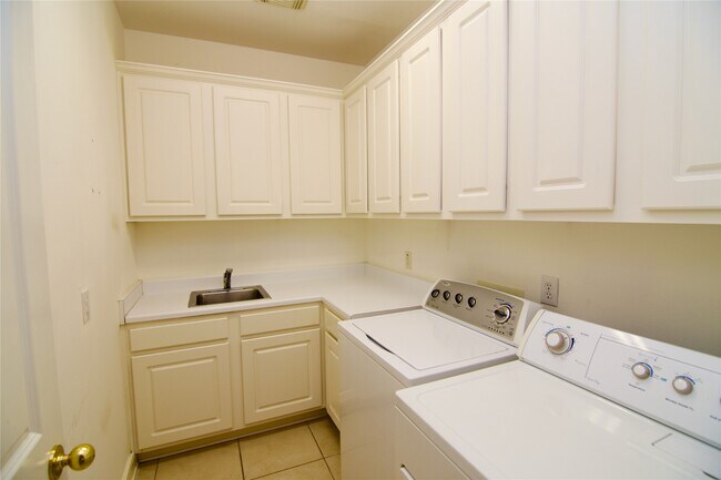 Building Photo - 3015 Bonnebridge Way Blvd