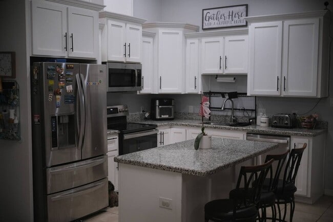 Building Photo - Comfortable 4BR/2BA Home with Yard & Parki...