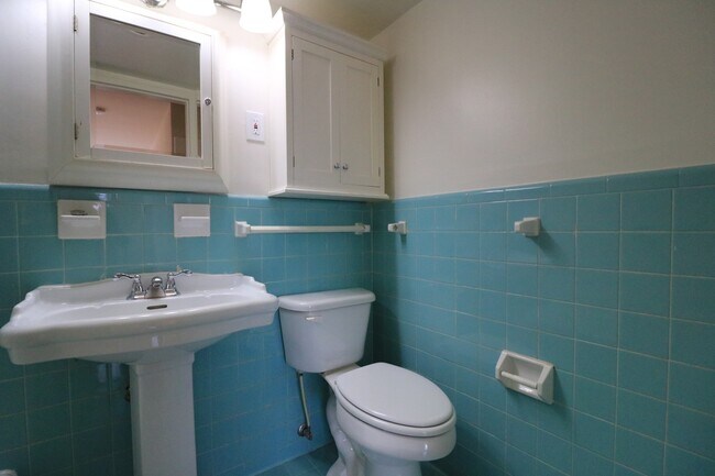 Building Photo - 2/2 Gem in Grosvenor Park!