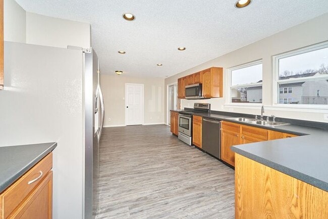 Building Photo - Large 4 Bedroom and Brownsburg Schools!