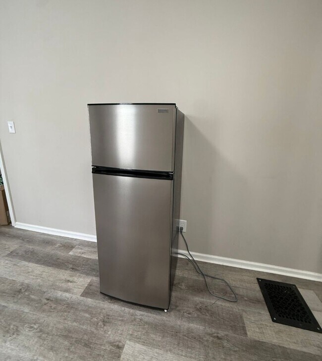 Building Photo - Must see studio apartment