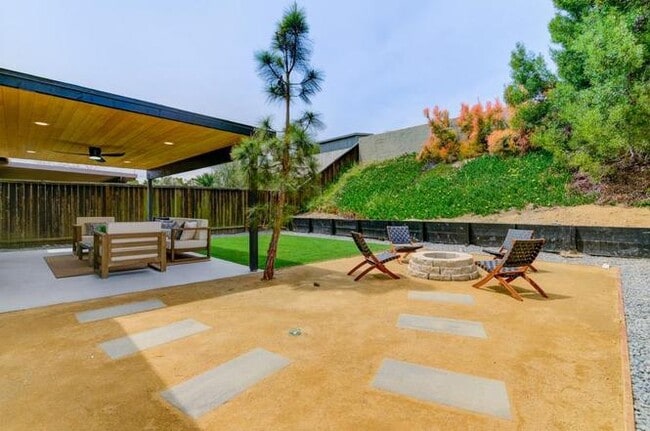 Building Photo - 210 Rosebay Dr