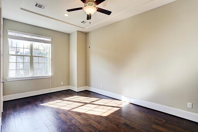 Building Photo - 11005 Acorn Falls Dr