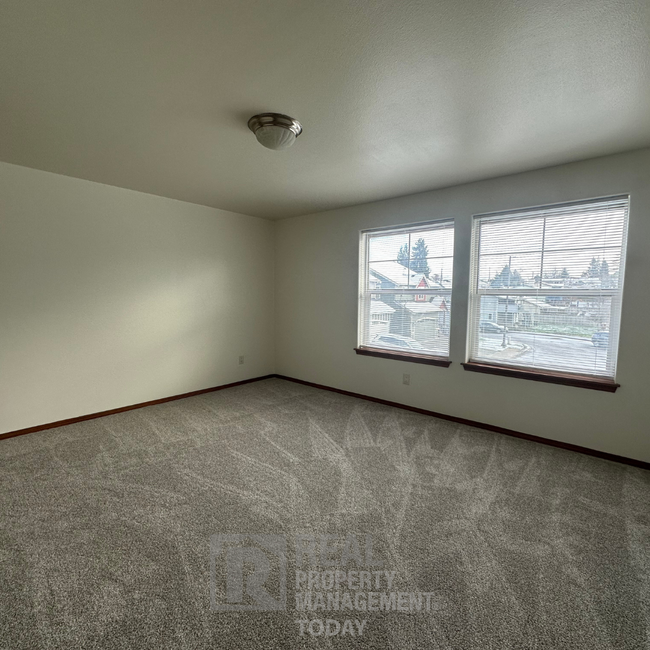 Building Photo - Large 5 Bedroom House in Tacoma!