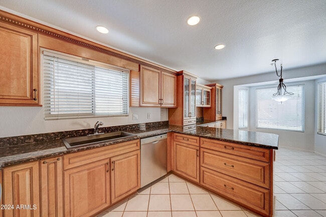 Building Photo - 8804 E Charter Oak Dr