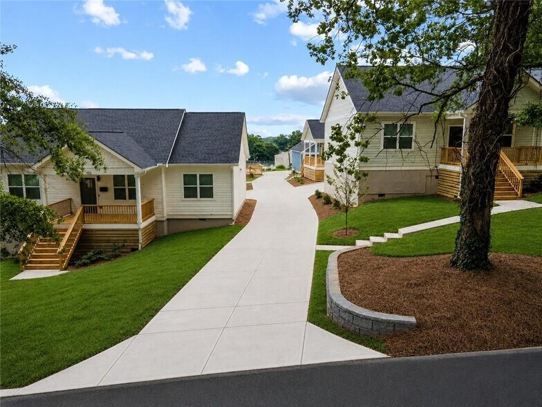Building Photo - 122 Hilltop Dr SW