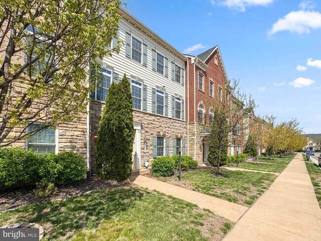 Building Photo - 42365 Pine Forest Dr