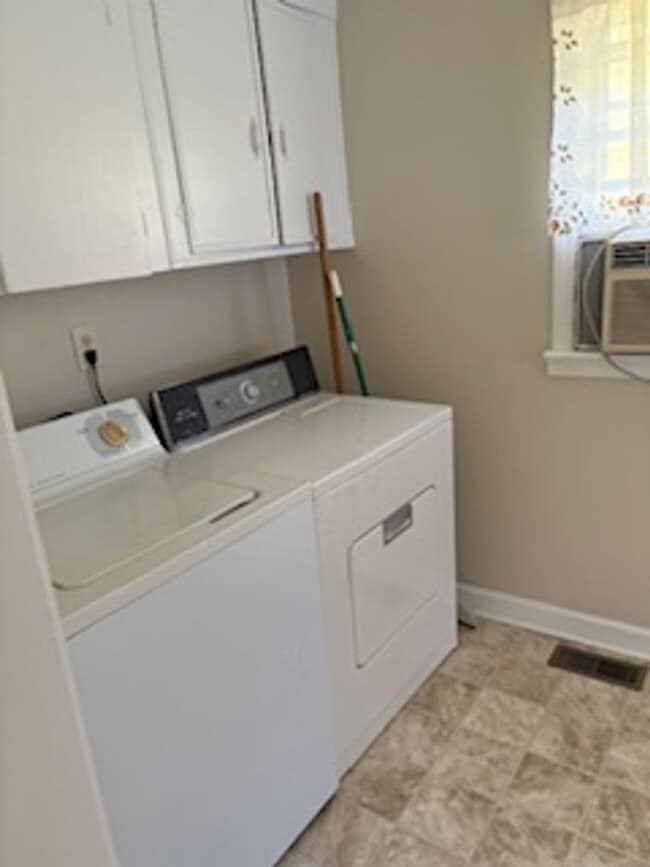 Building Photo - Charming 3-Bedroom Home with Spacious Yard...