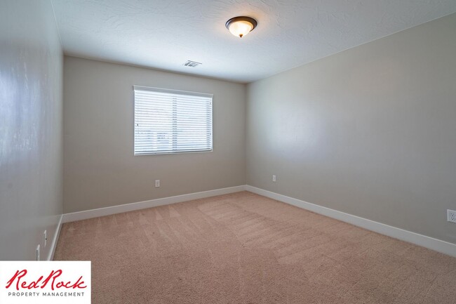 Building Photo - 4 Bedroom Spacious St. George Home with Large Backyard