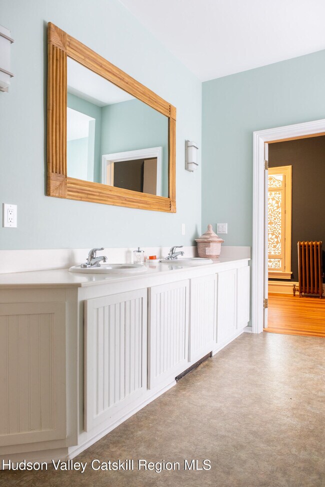 Building Photo - 5 Fairview Ave