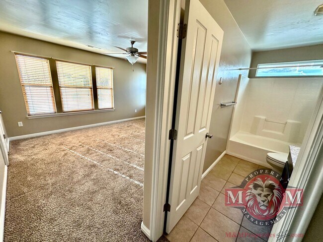 Building Photo - 3 Bd 3.5 Bath Model Like Townhome in Riverton