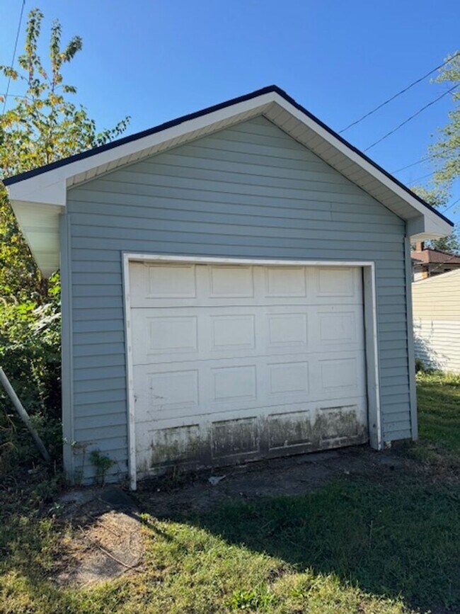 Building Photo - 1006 Cottage Ave
