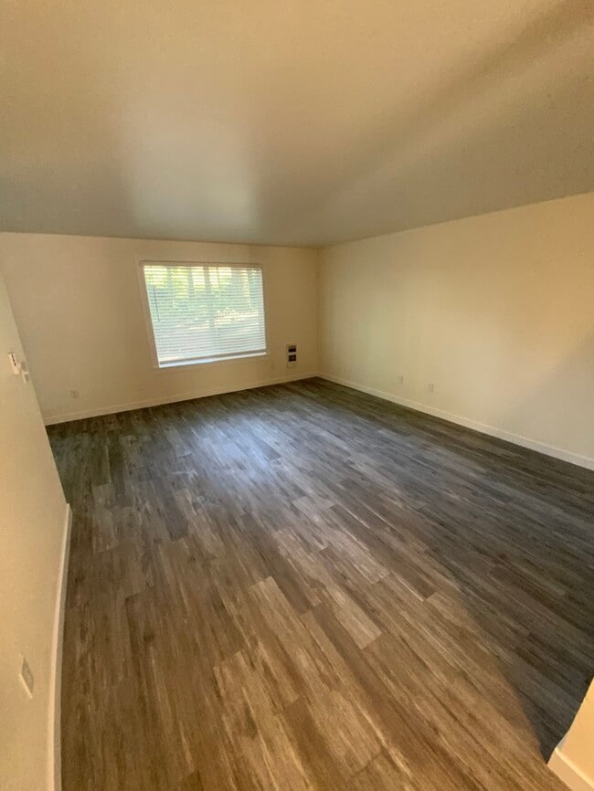 Building Photo - AVAILABLE NOW!!!!! West Olympia 2bdr 1.5bath Townhome w/ garage & parking