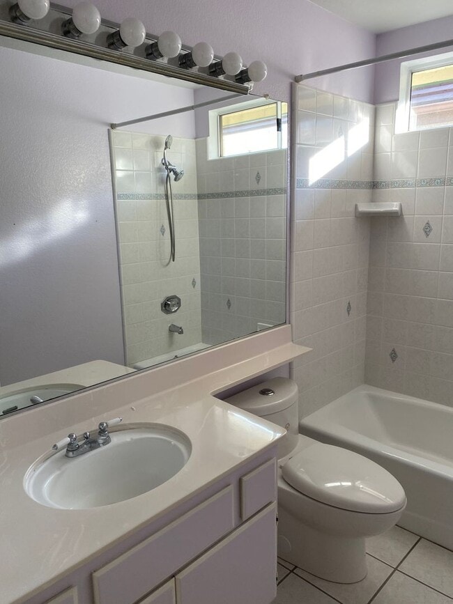 Building Photo - 3 bed, 2 1/2 bath home in the foothills of...