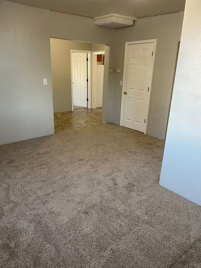 Building Photo - 2 Bed 1 Bath with Garage