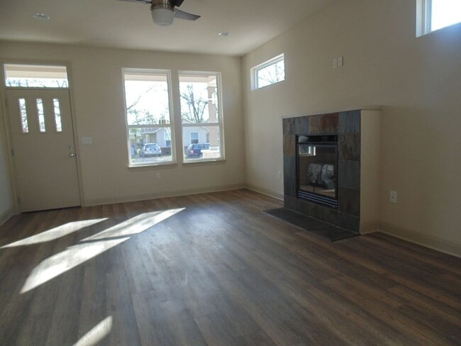 Building Photo - 5 Bed/3 Bath House near Campus