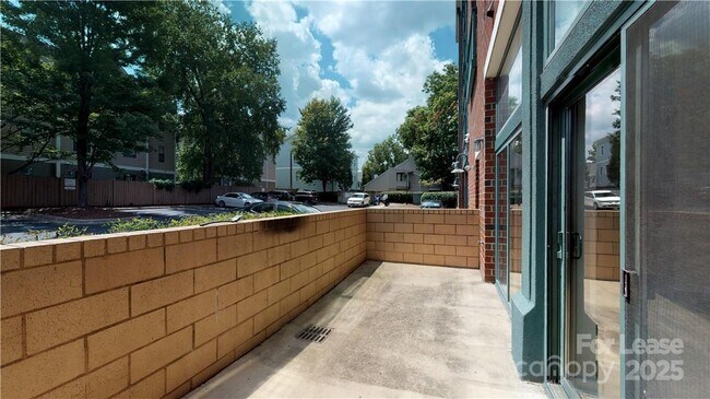 Building Photo - 626 N Graham St